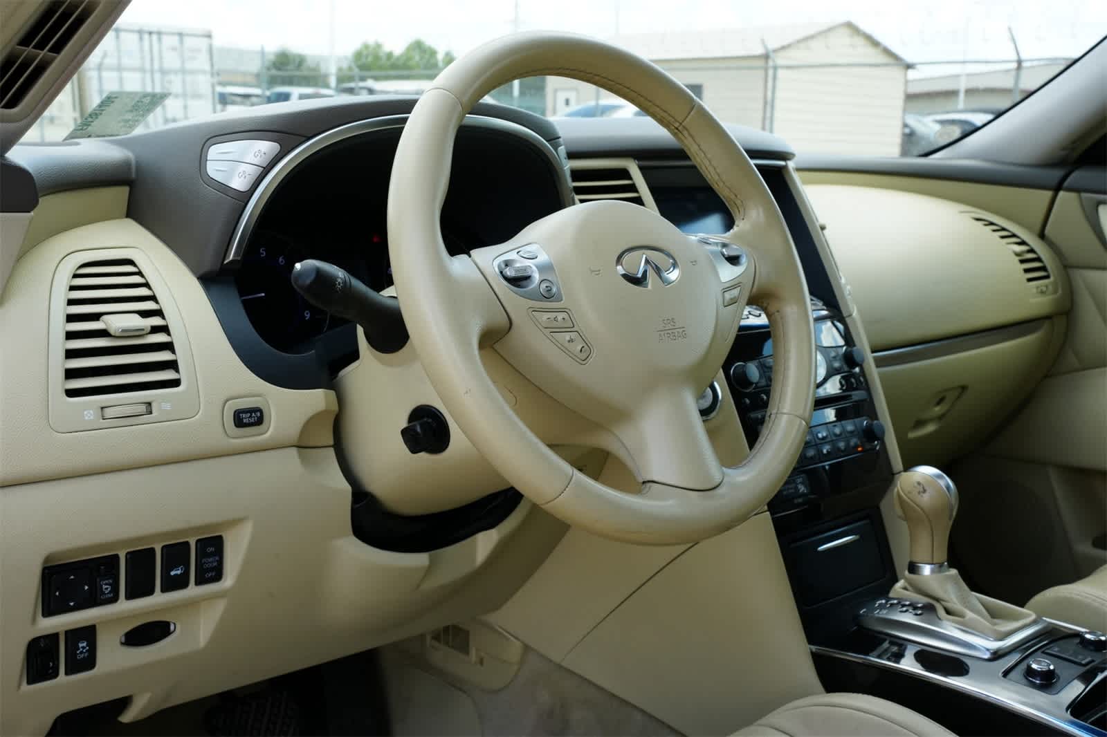 Thumbnail: 2015 INFINITI QX70 - 16