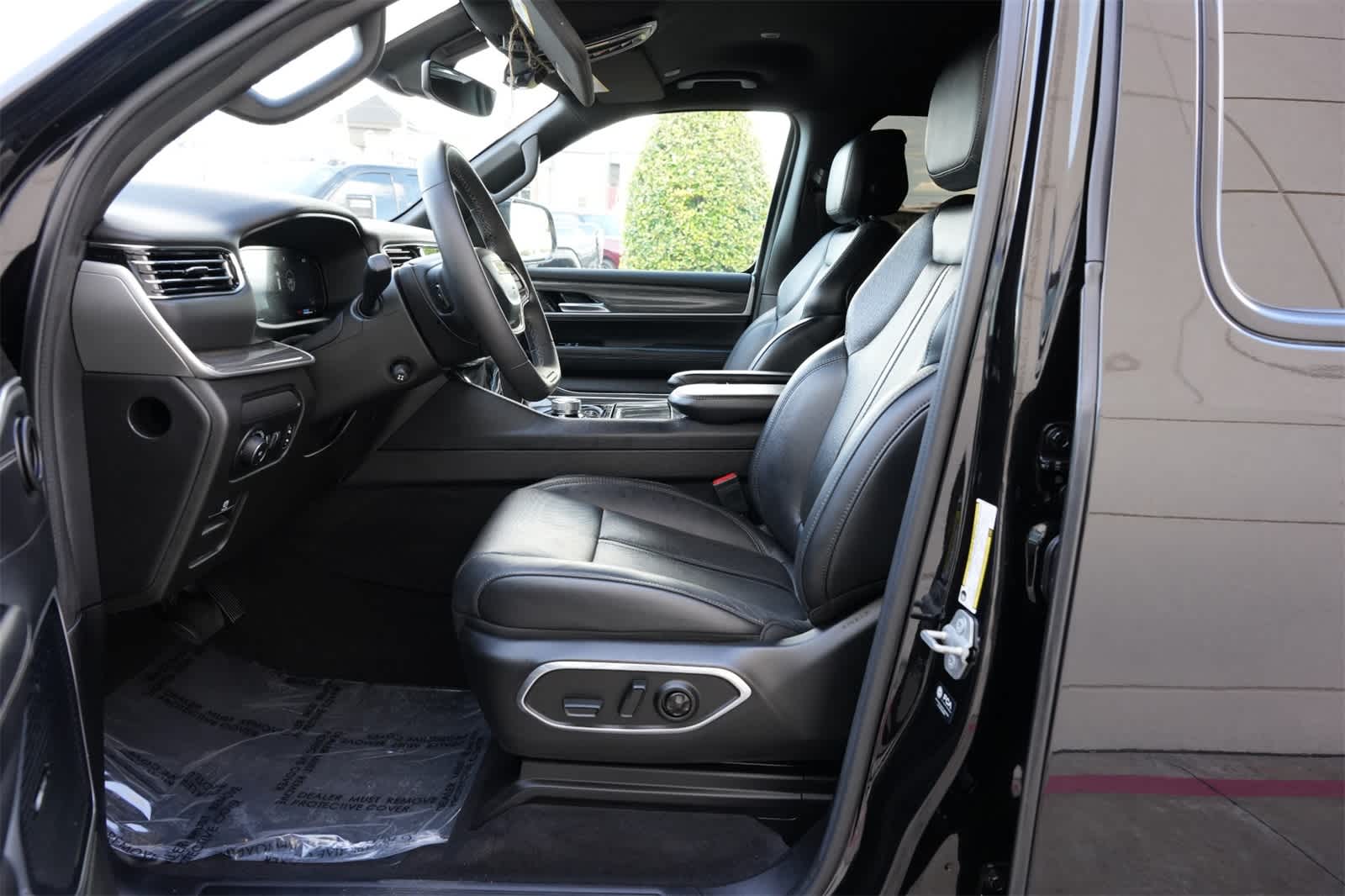 Thumbnail: 2022 Jeep Wagoneer - 16