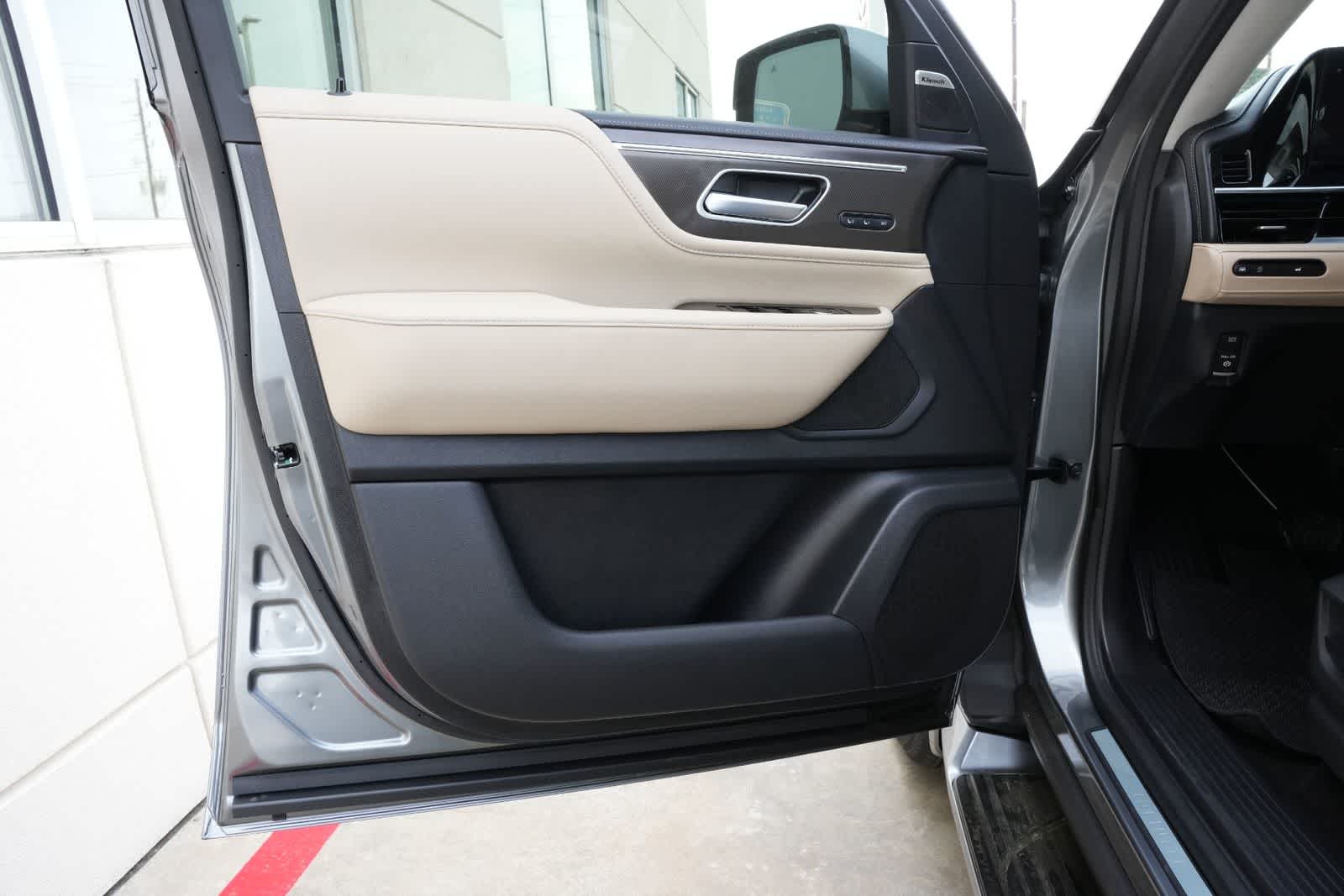 Thumbnail: 2026 INFINITI QX80 - 18