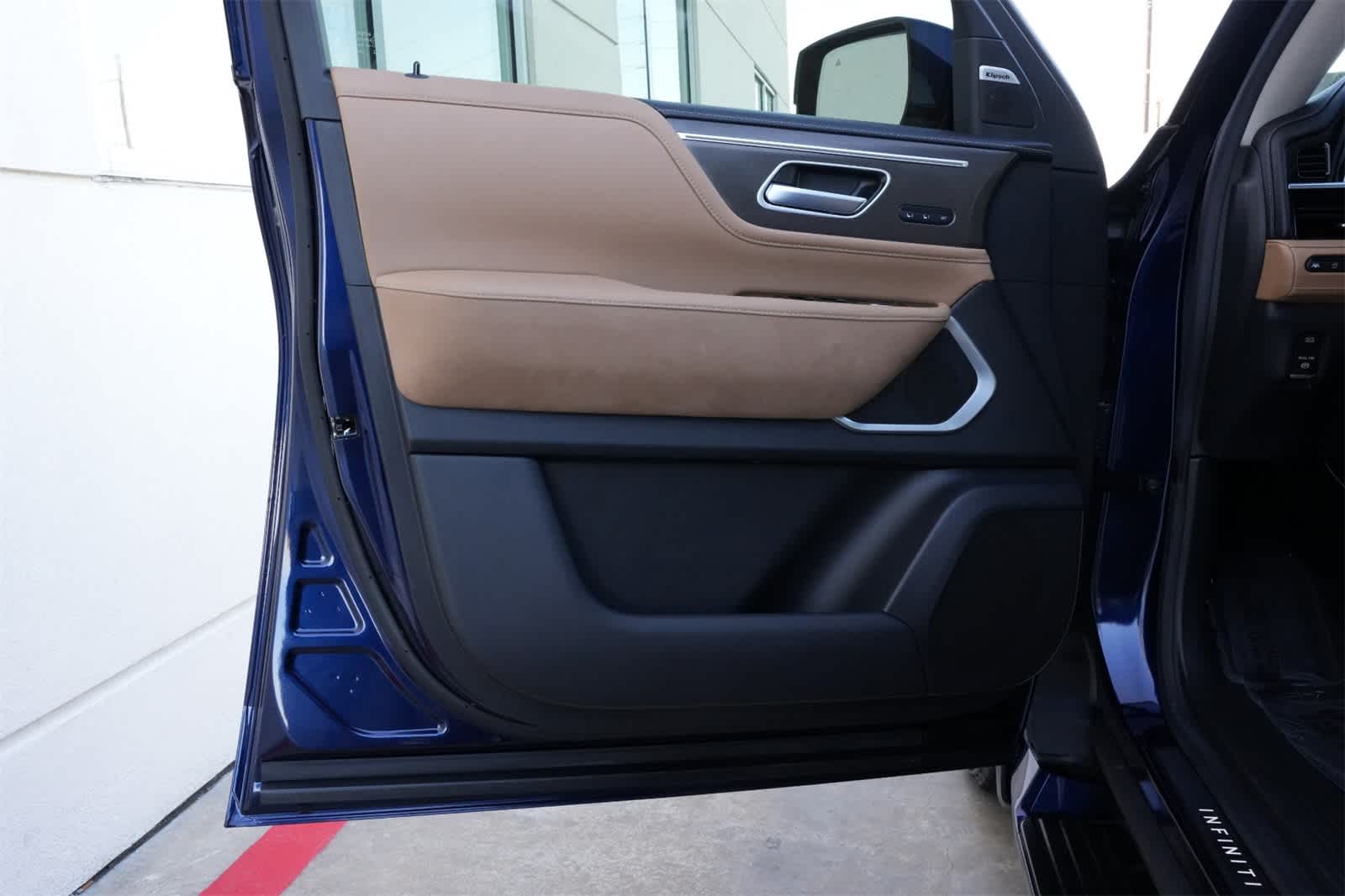 Thumbnail: 2025 INFINITI QX80 - 18