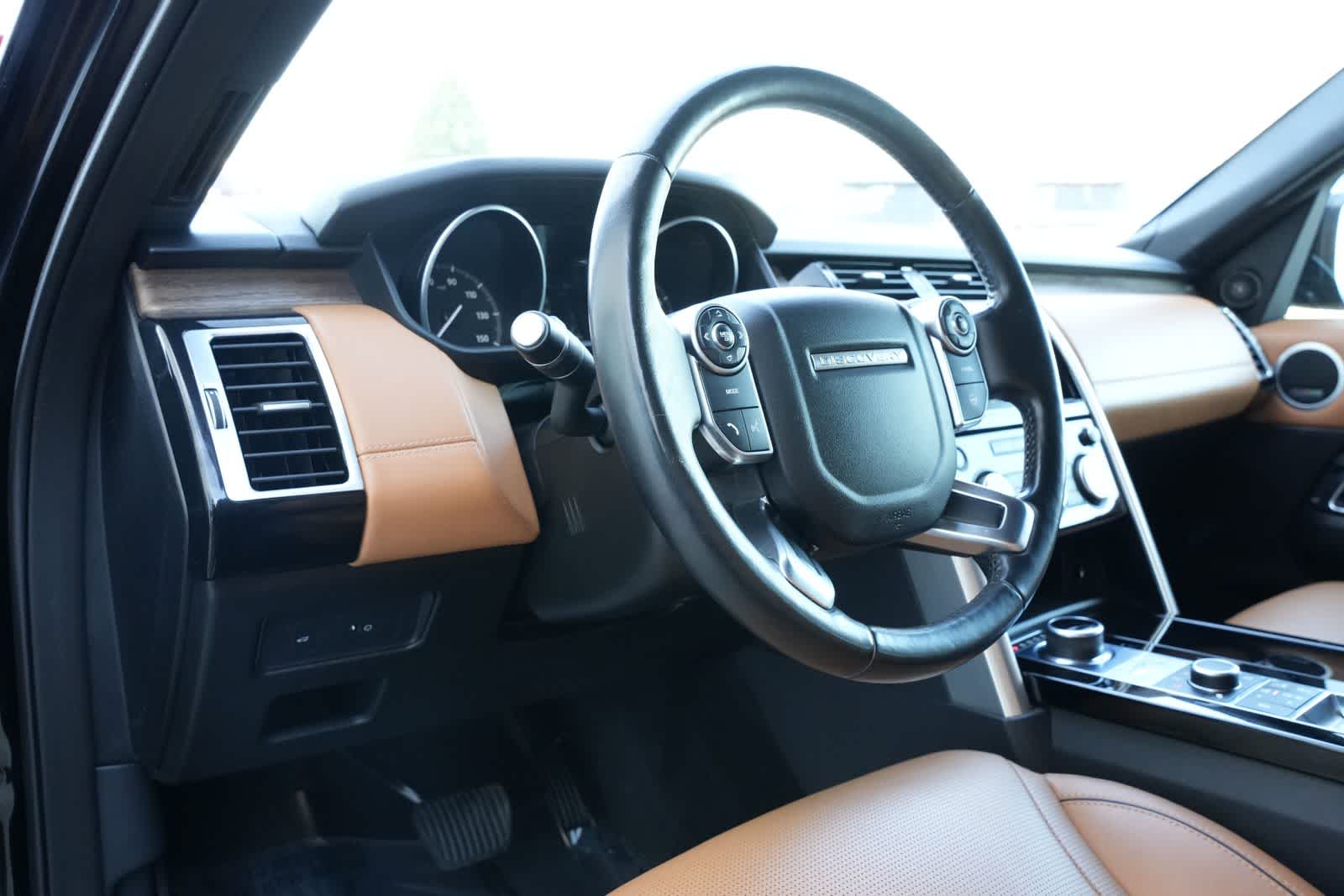 Thumbnail: 2017 Land Rover Discovery - 15