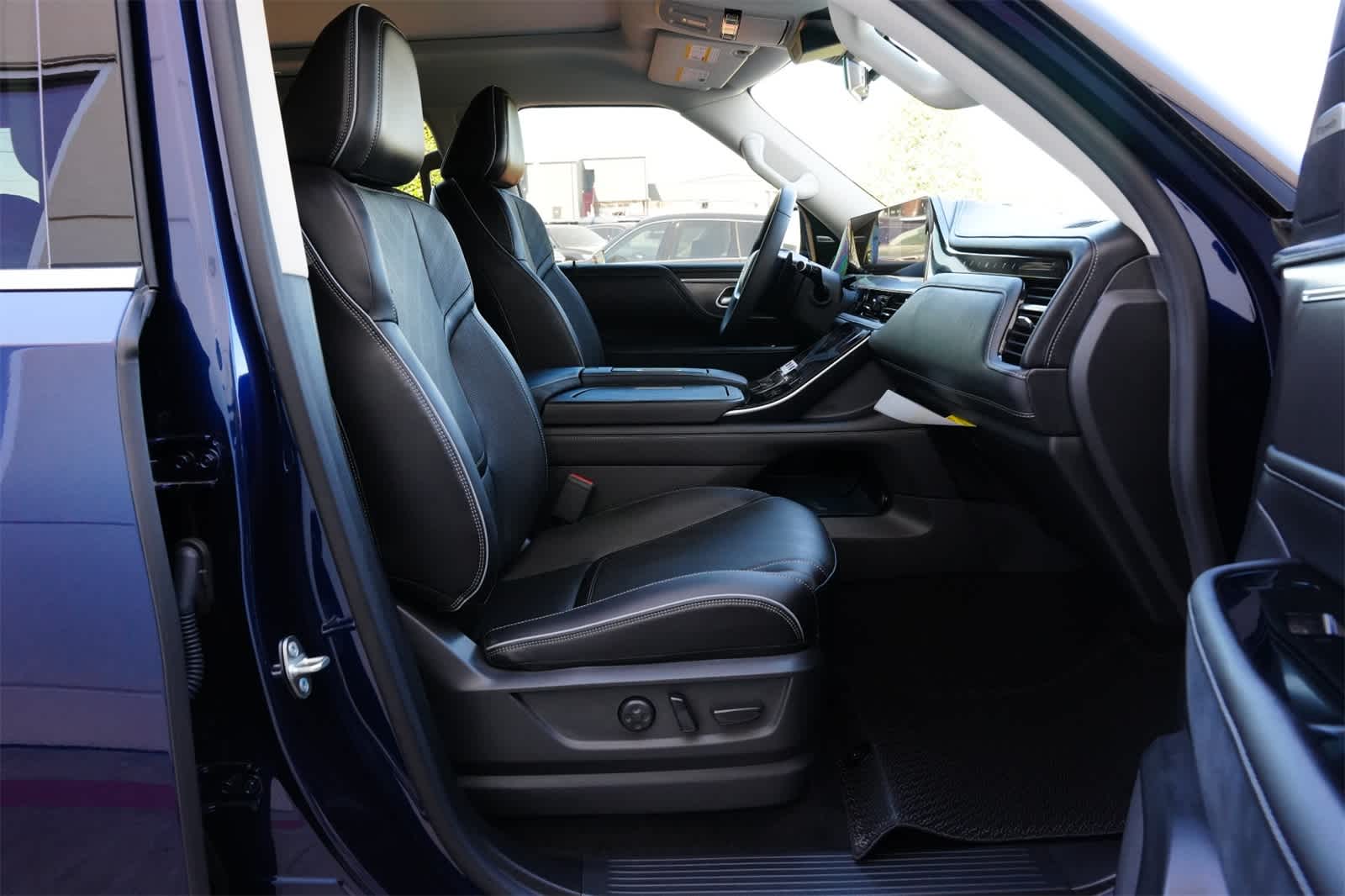 Thumbnail: 2025 INFINITI QX80 - 24