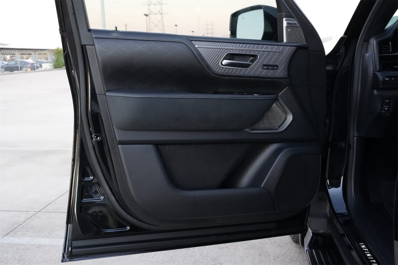 Thumbnail: 2026 INFINITI QX80 - 18