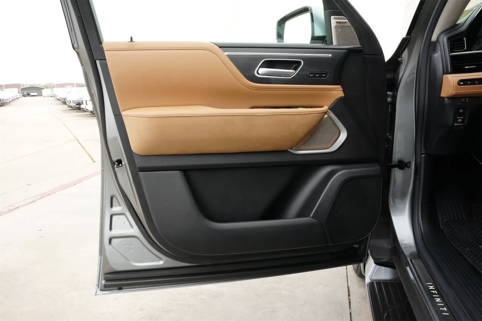 Thumbnail: 2025 INFINITI QX80 - 18