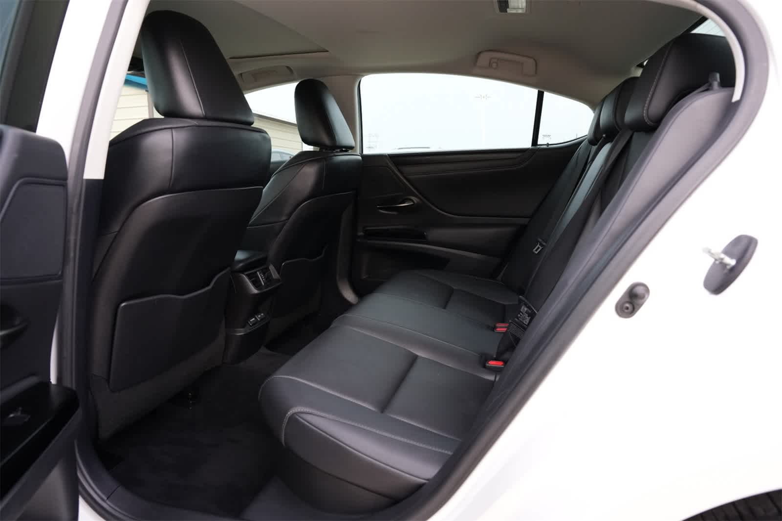 Thumbnail: 2022 Lexus ES - 19