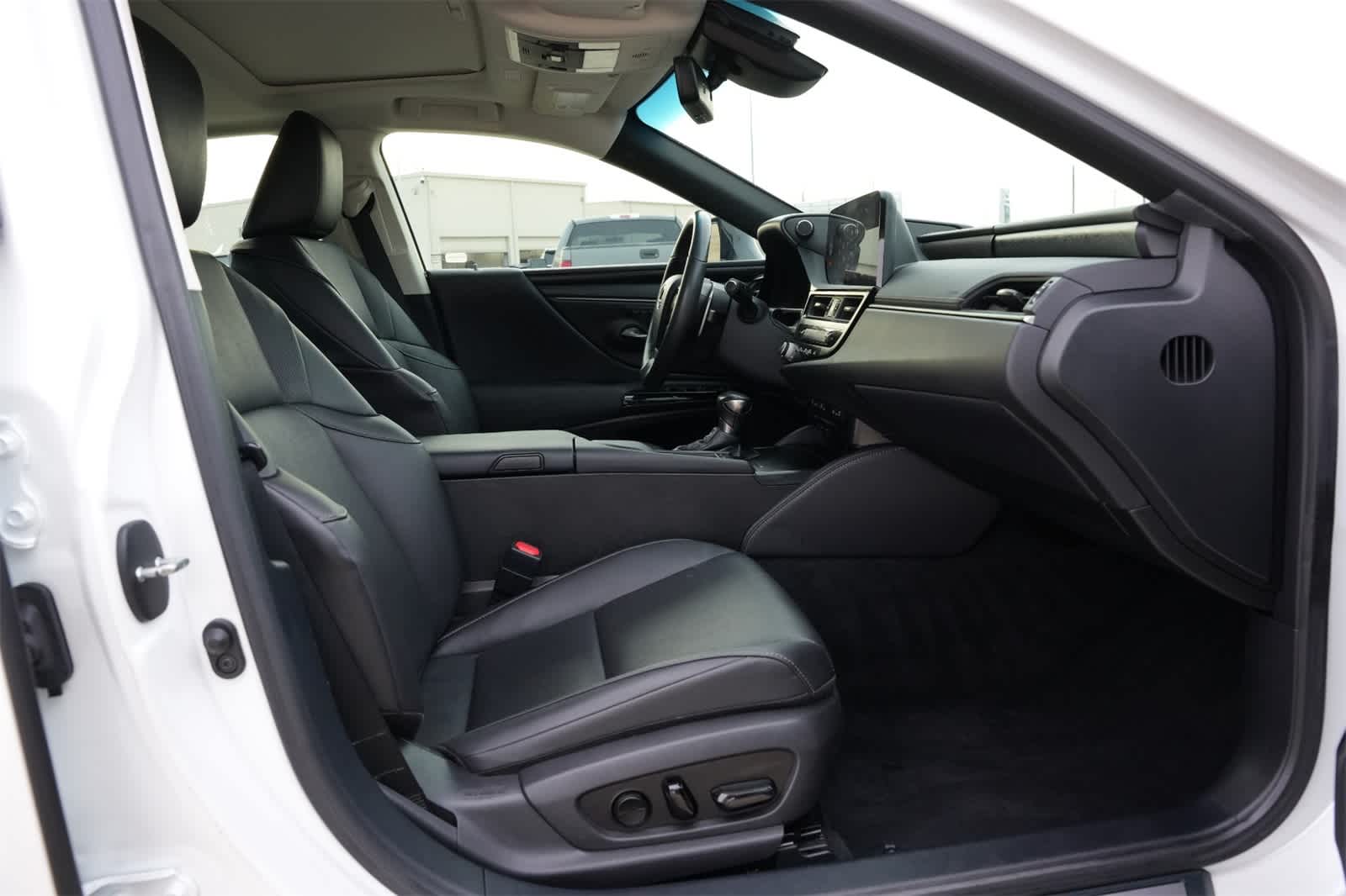 Thumbnail: 2022 Lexus ES - 23