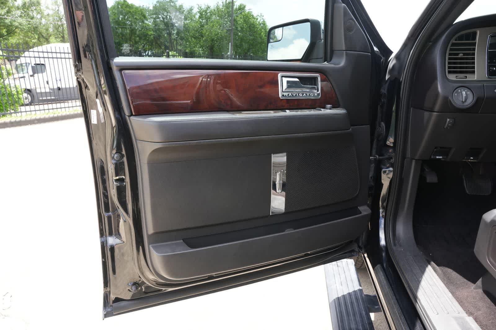 Thumbnail: 2014 Lincoln Navigator - 16