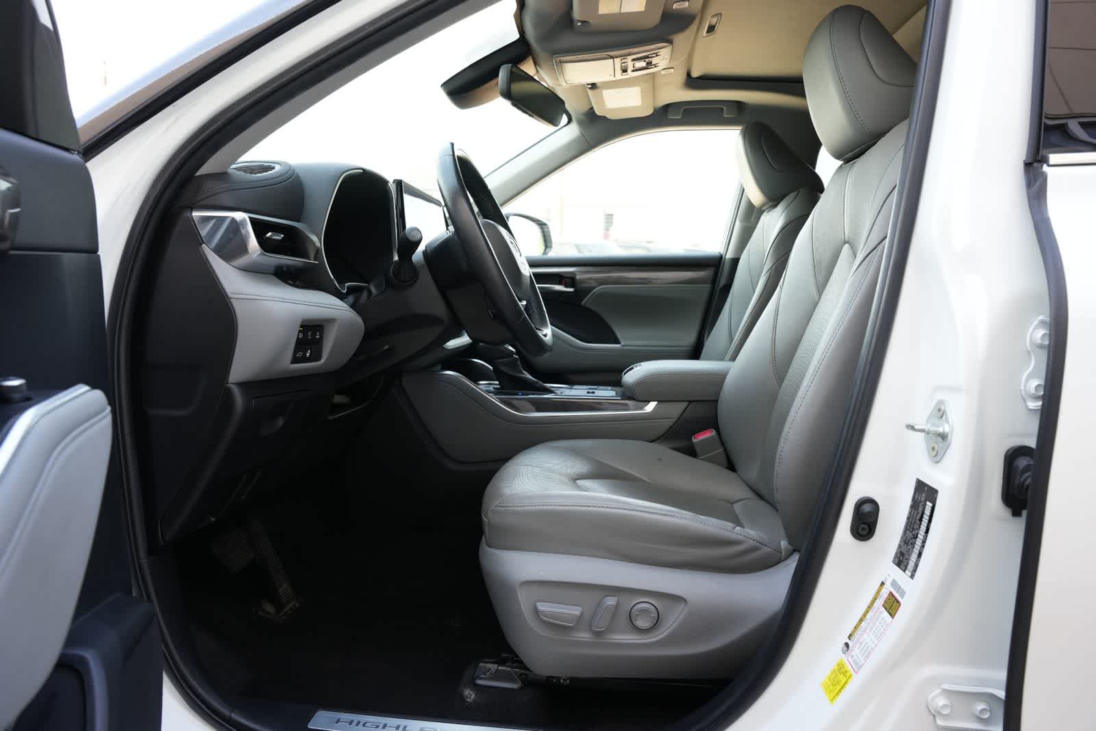 Thumbnail: 2023 Toyota Highlander - 16