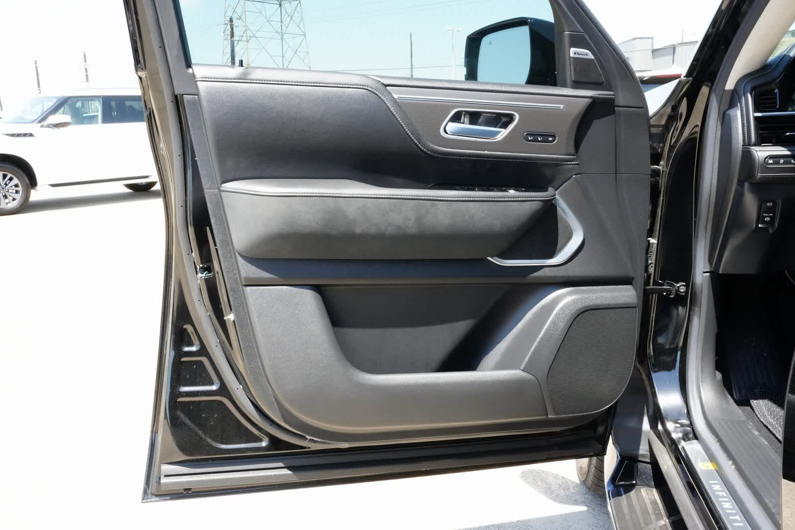 Thumbnail: 2025 INFINITI QX80 - 16