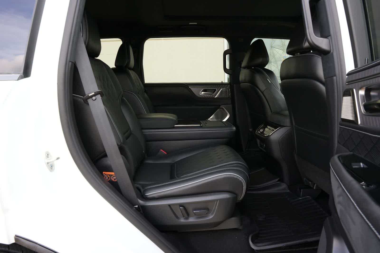 Thumbnail: 2026 INFINITI QX80 - 21