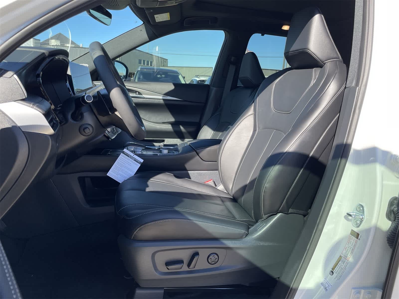 Thumbnail: 2025 INFINITI QX60 - 17