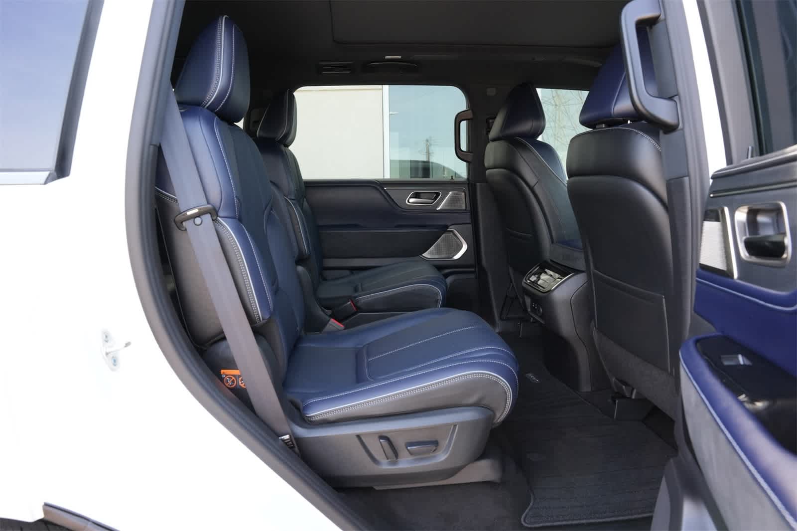 Thumbnail: 2026 INFINITI QX80 - 21