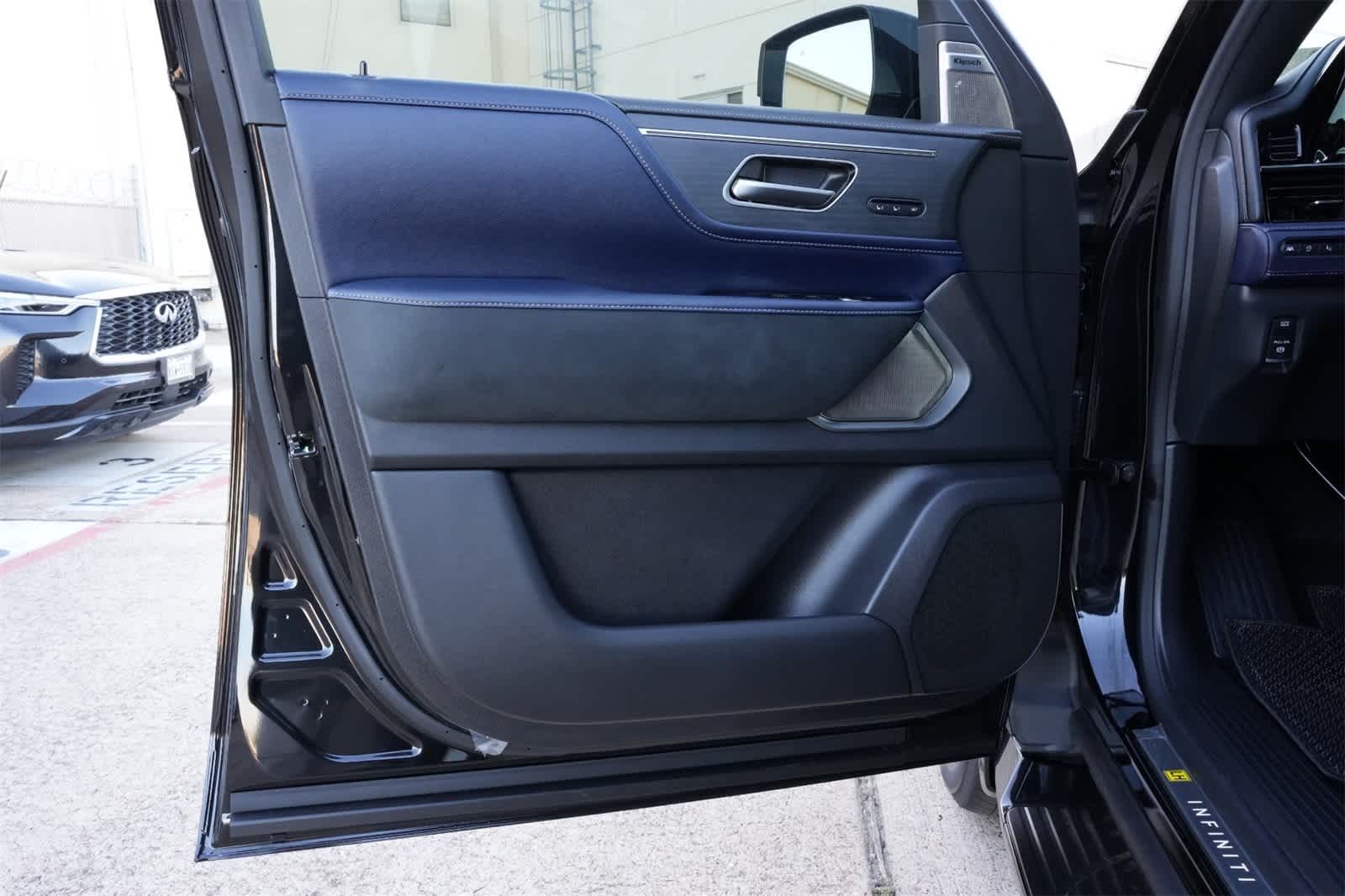 Thumbnail: 2026 INFINITI QX80 - 18