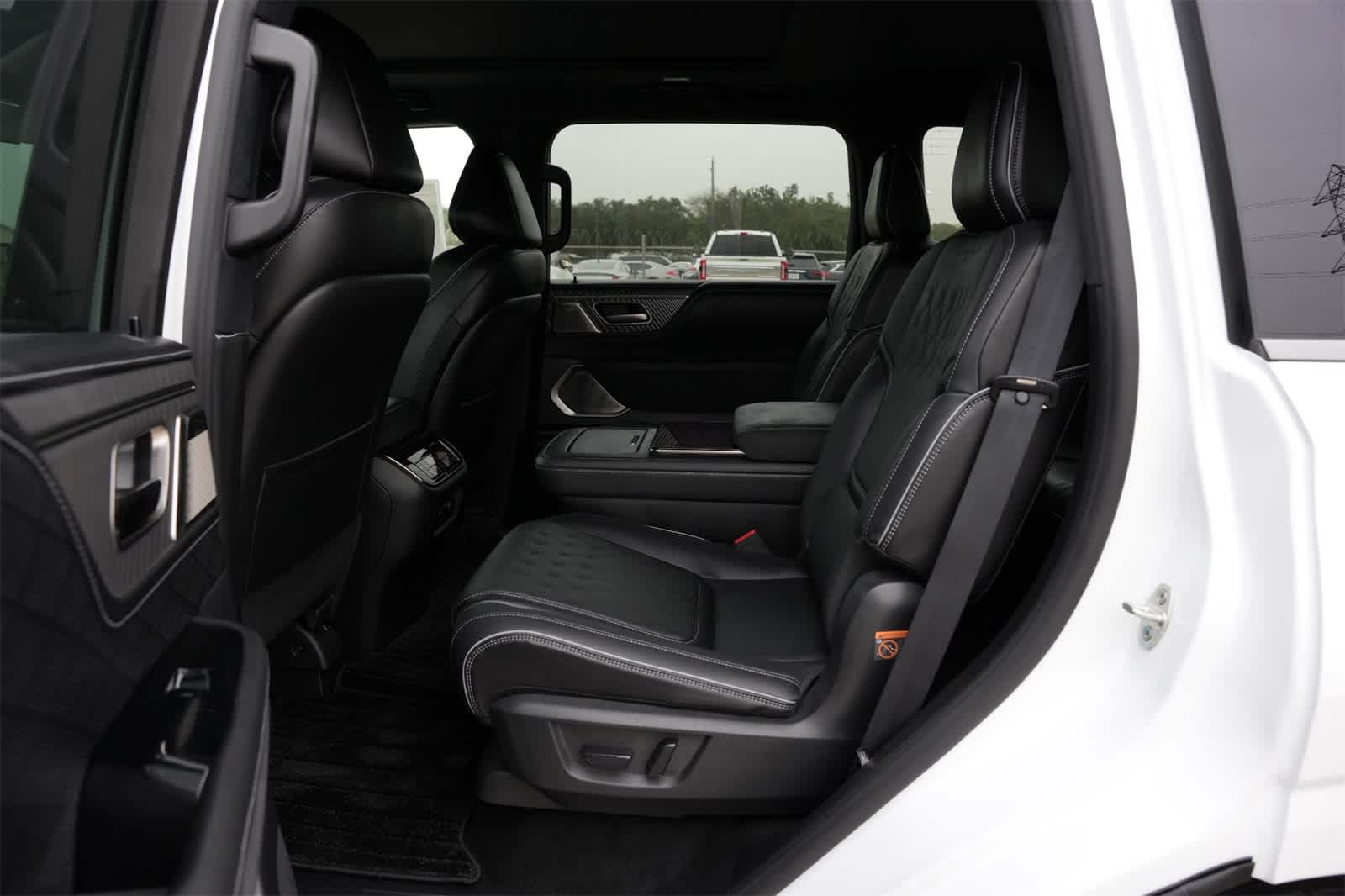 Thumbnail: 2026 INFINITI QX80 - 19