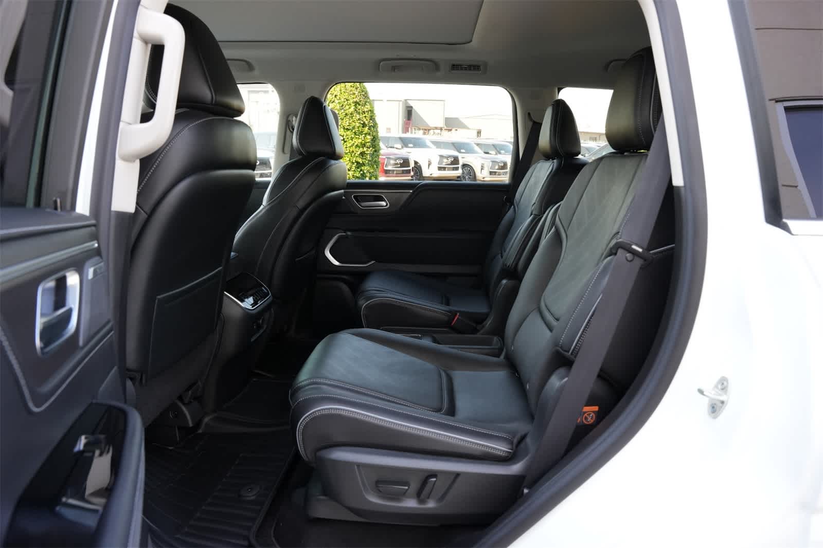 Thumbnail: 2026 INFINITI QX80 - 18