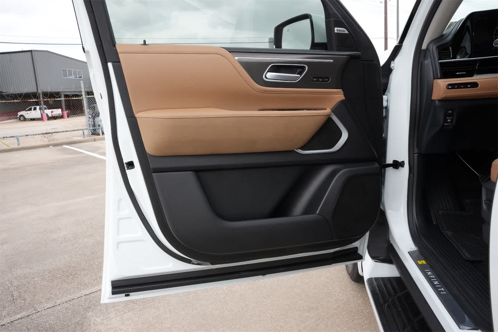 Thumbnail: 2026 INFINITI QX80 - 18