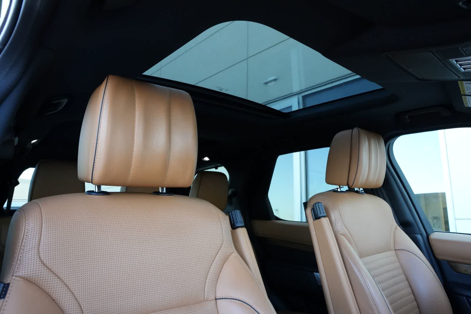 Thumbnail: 2017 Land Rover Discovery - 22