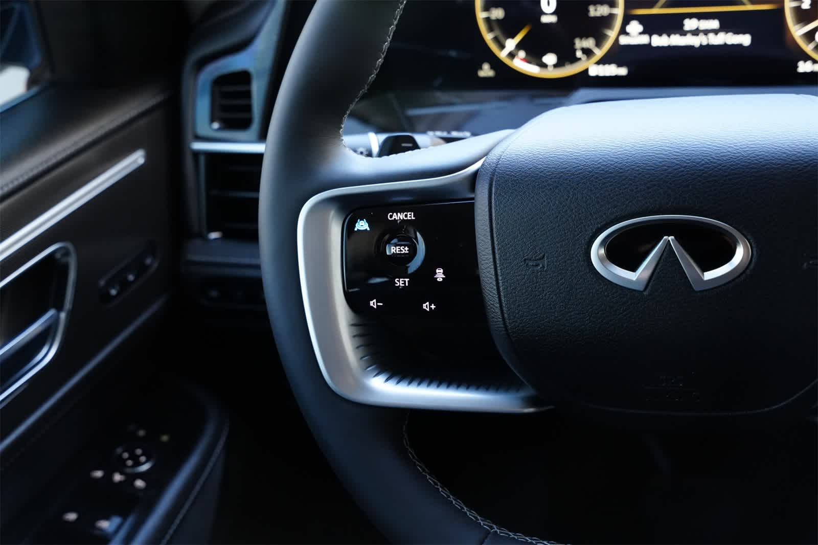 Thumbnail: 2025 INFINITI QX80 - 10