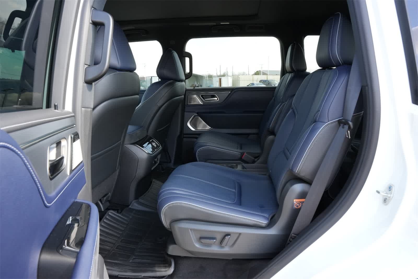 Thumbnail: 2026 INFINITI QX80 - 19