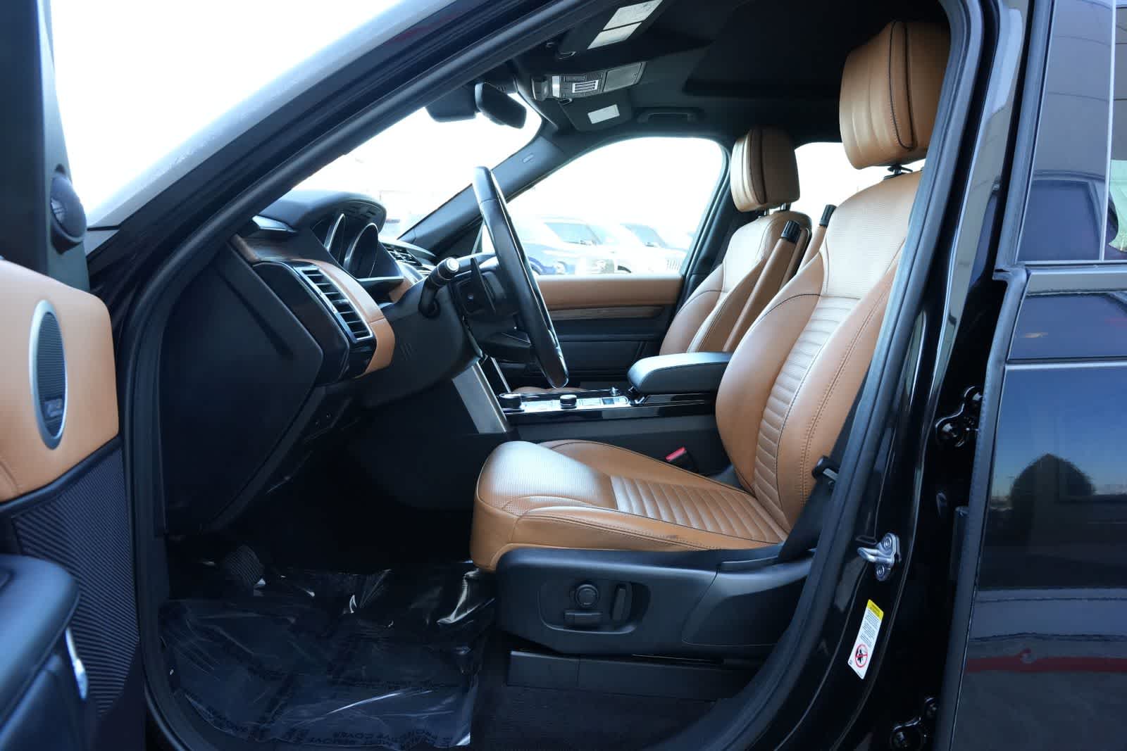 Thumbnail: 2017 Land Rover Discovery - 16