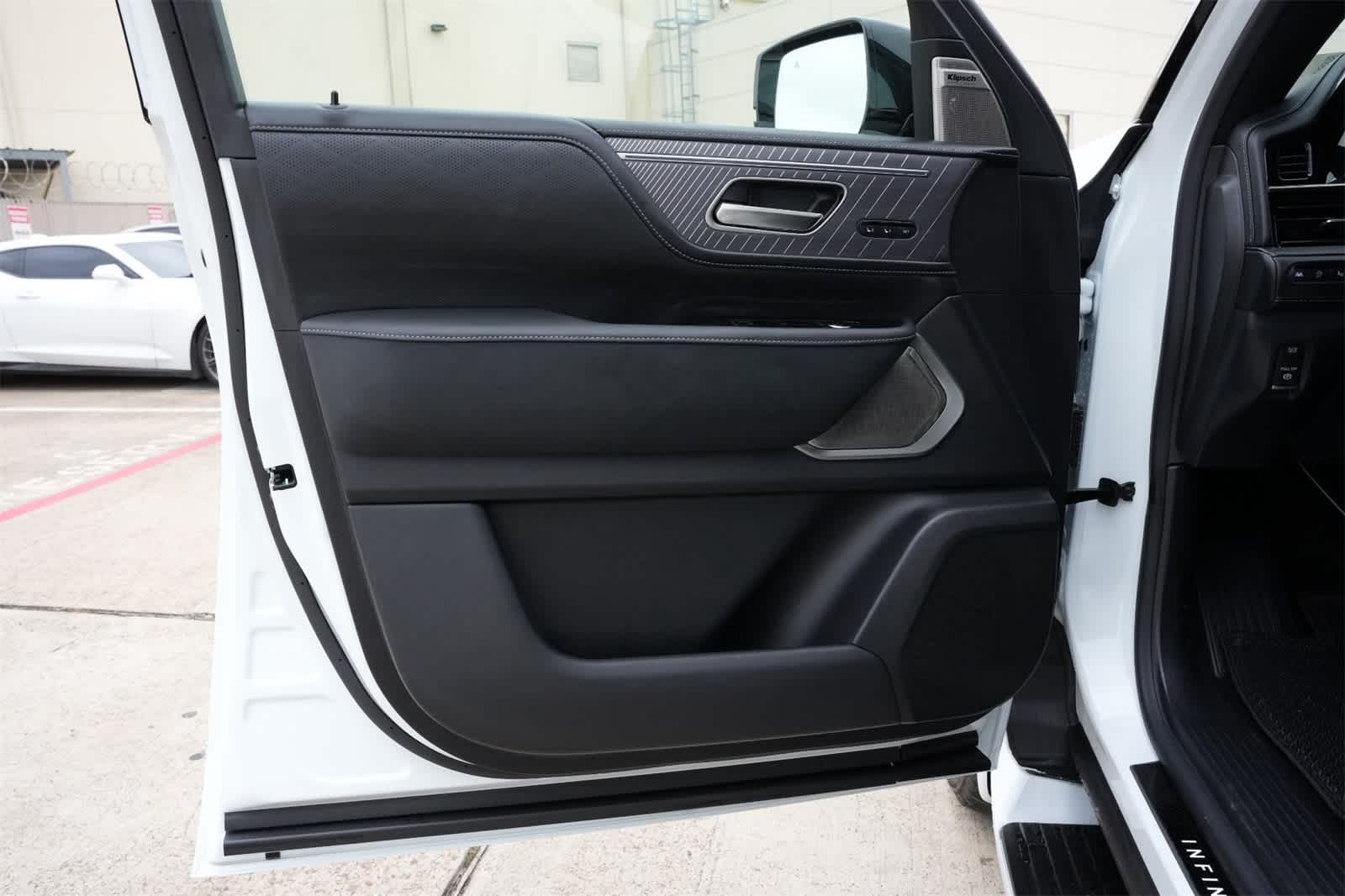 Thumbnail: 2026 INFINITI QX80 - 18