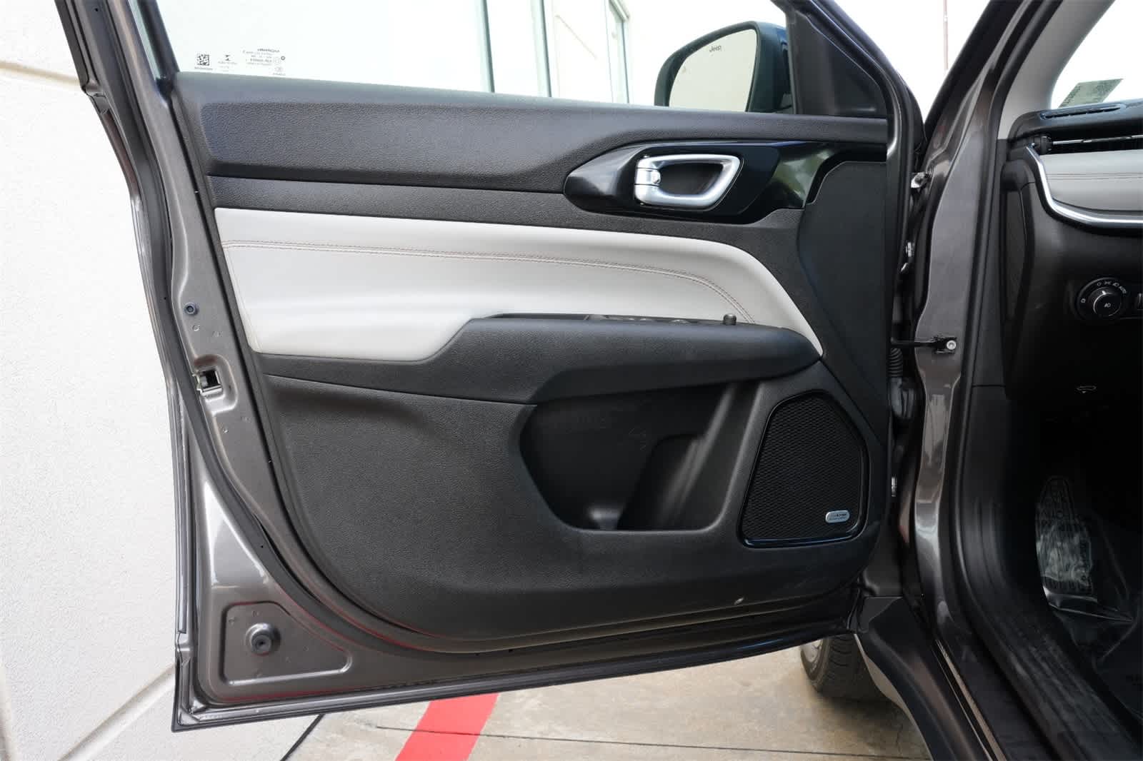 Thumbnail: 2022 Jeep Compass - 18