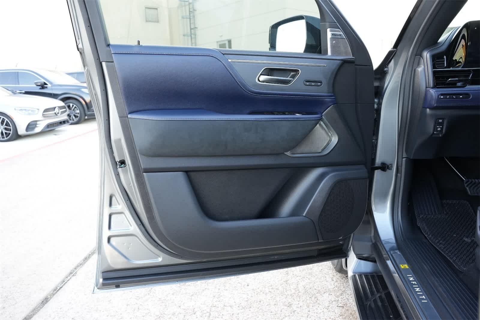 Thumbnail: 2026 INFINITI QX80 - 18