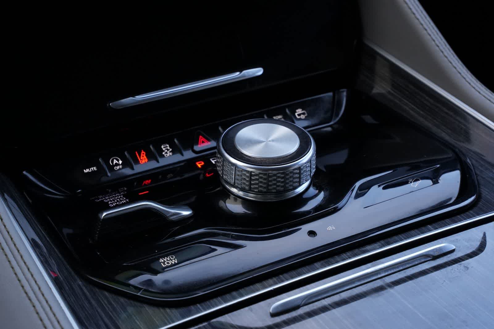 Thumbnail: 2022 Jeep Wagoneer - 15