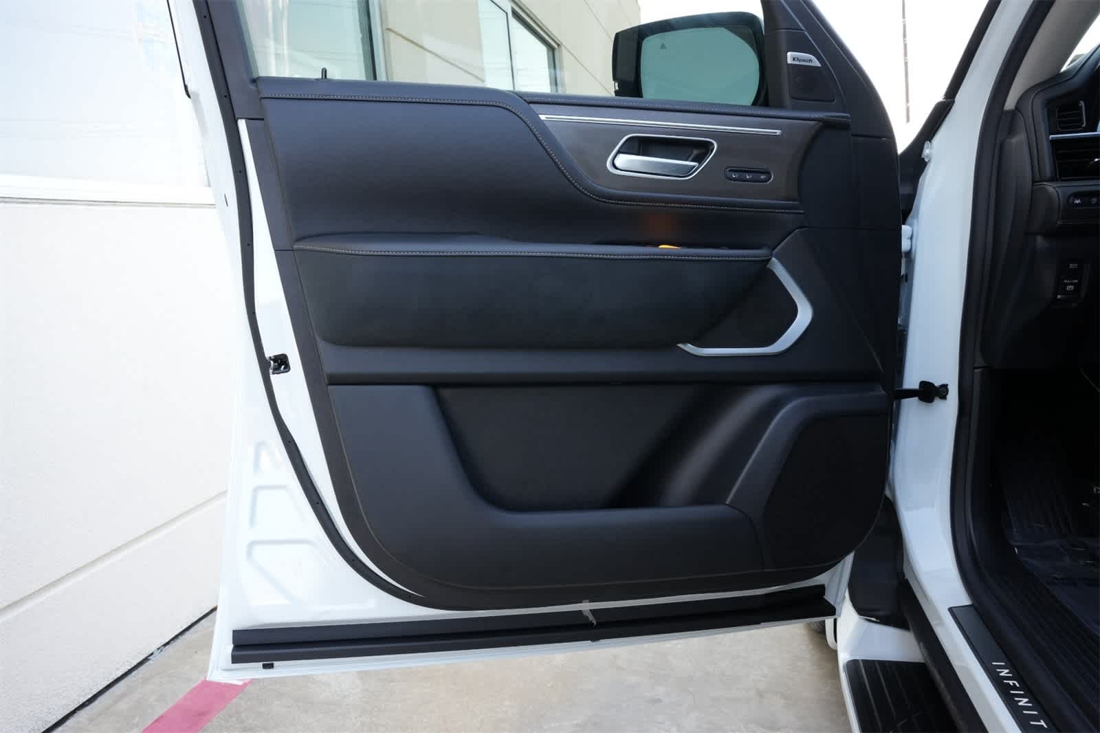 Thumbnail: 2026 INFINITI QX80 - 17