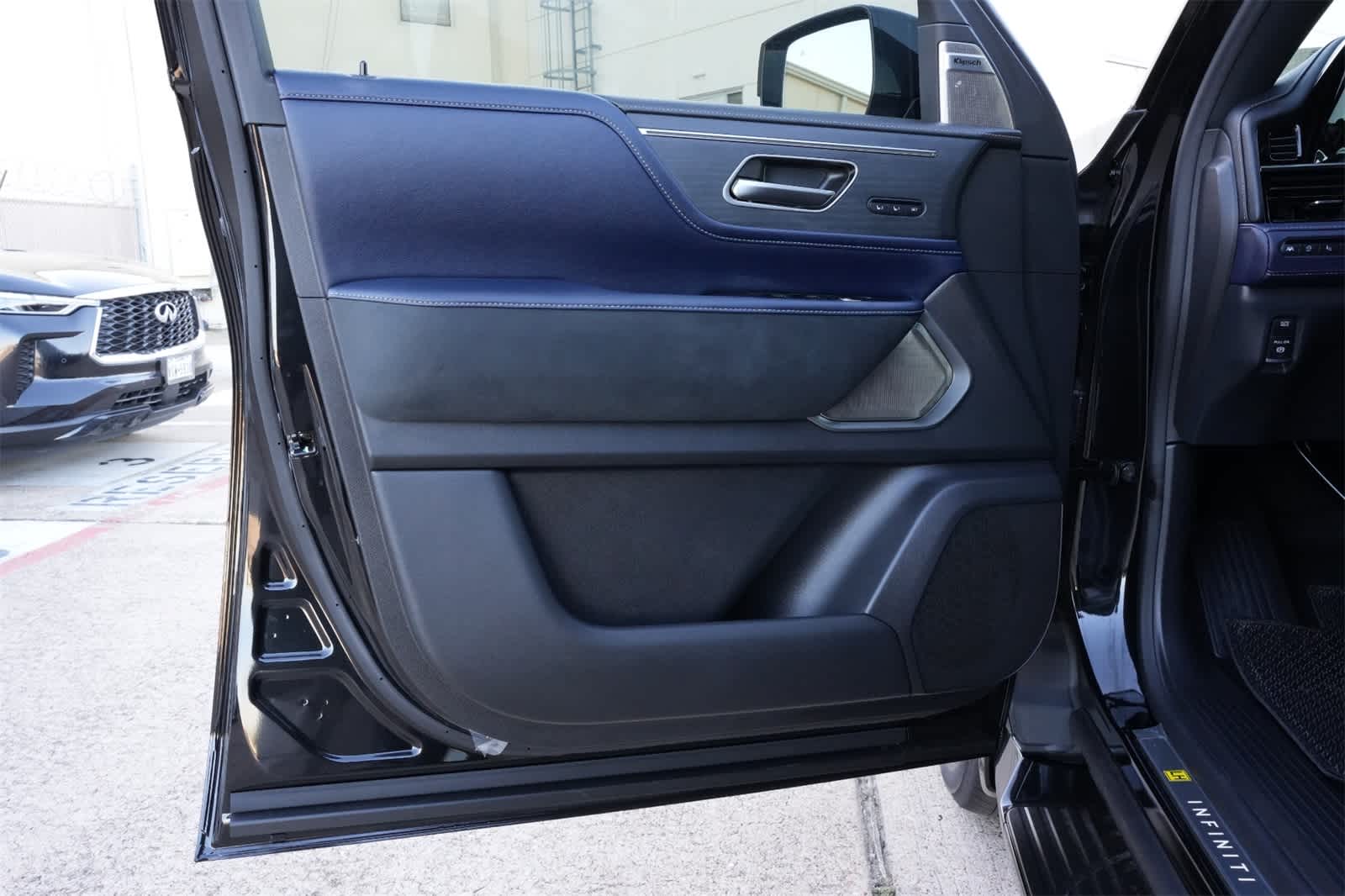 Thumbnail: 2026 INFINITI QX80 - 18