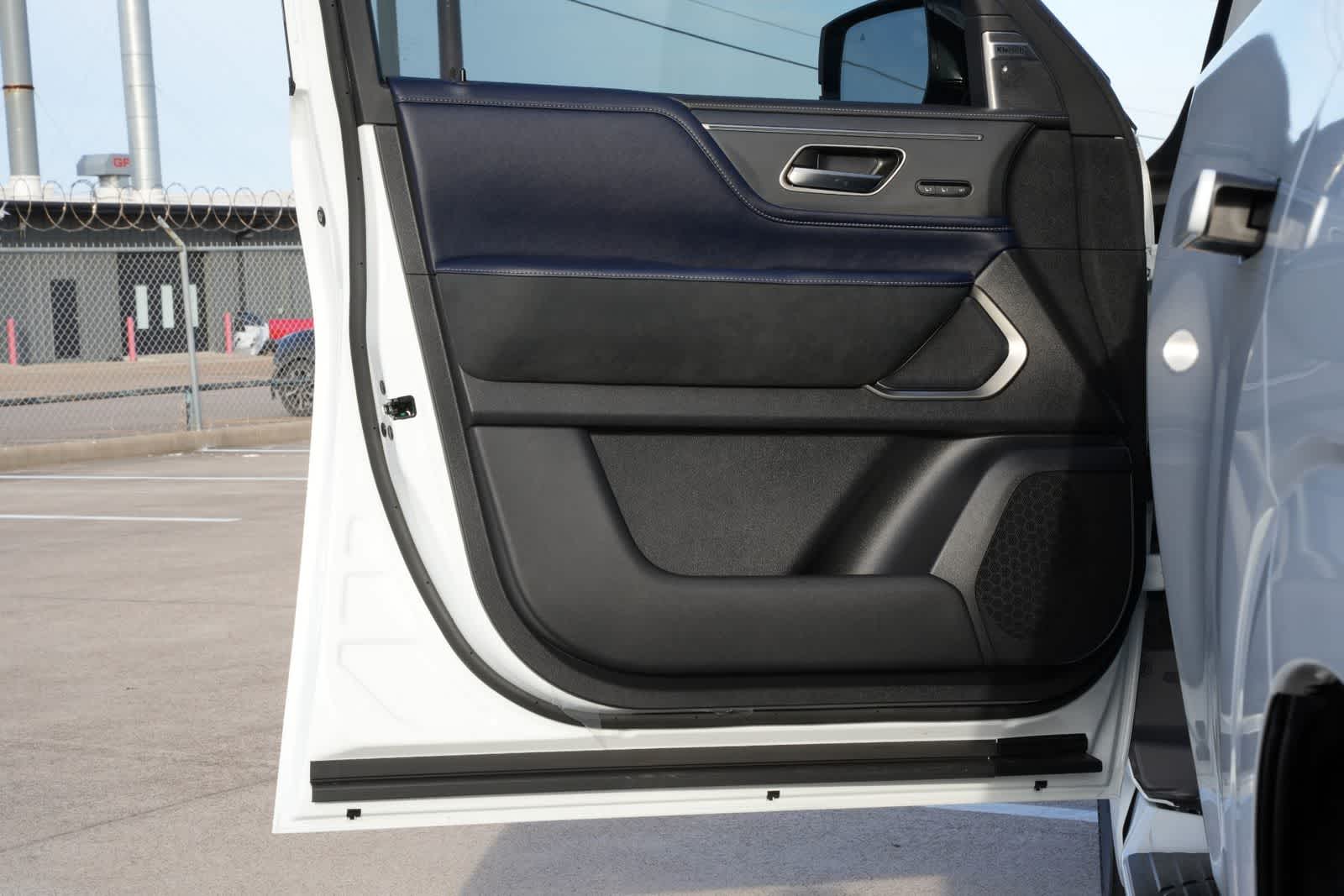 Thumbnail: 2026 INFINITI QX80 - 15