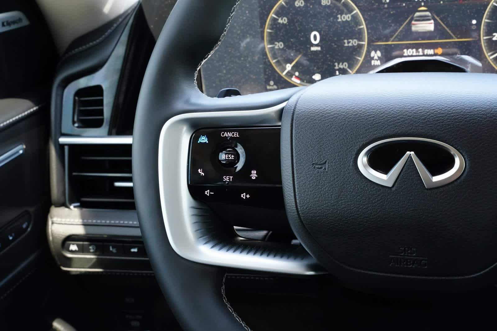 Thumbnail: 2025 INFINITI QX80 - 10
