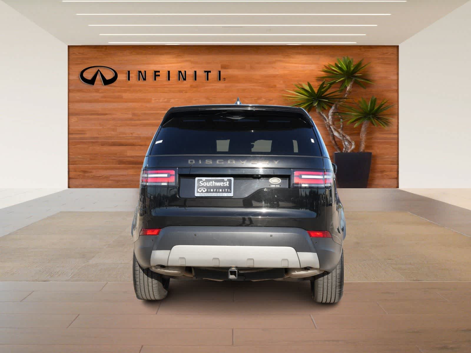 Thumbnail: 2017 Land Rover Discovery - 6