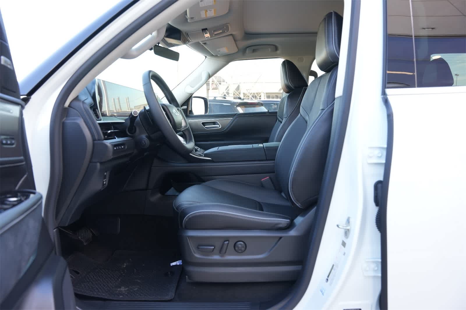 2025 INFINITI QX80 Luxe 17