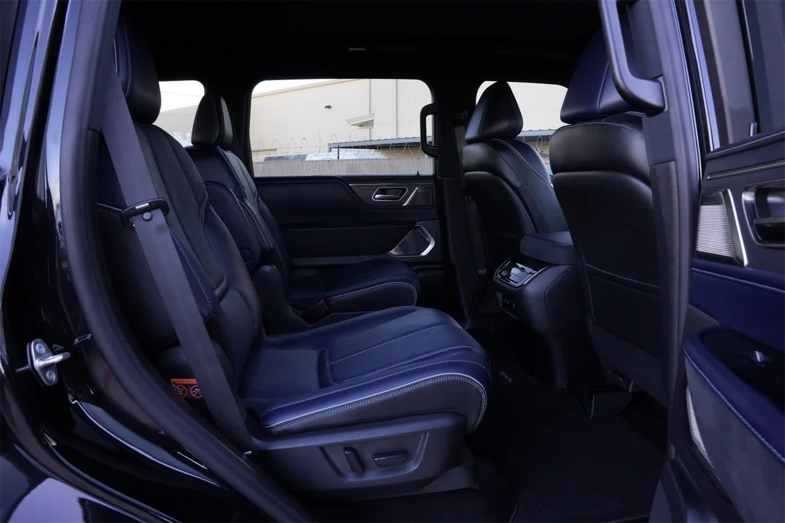 Thumbnail: 2026 INFINITI QX80 - 22