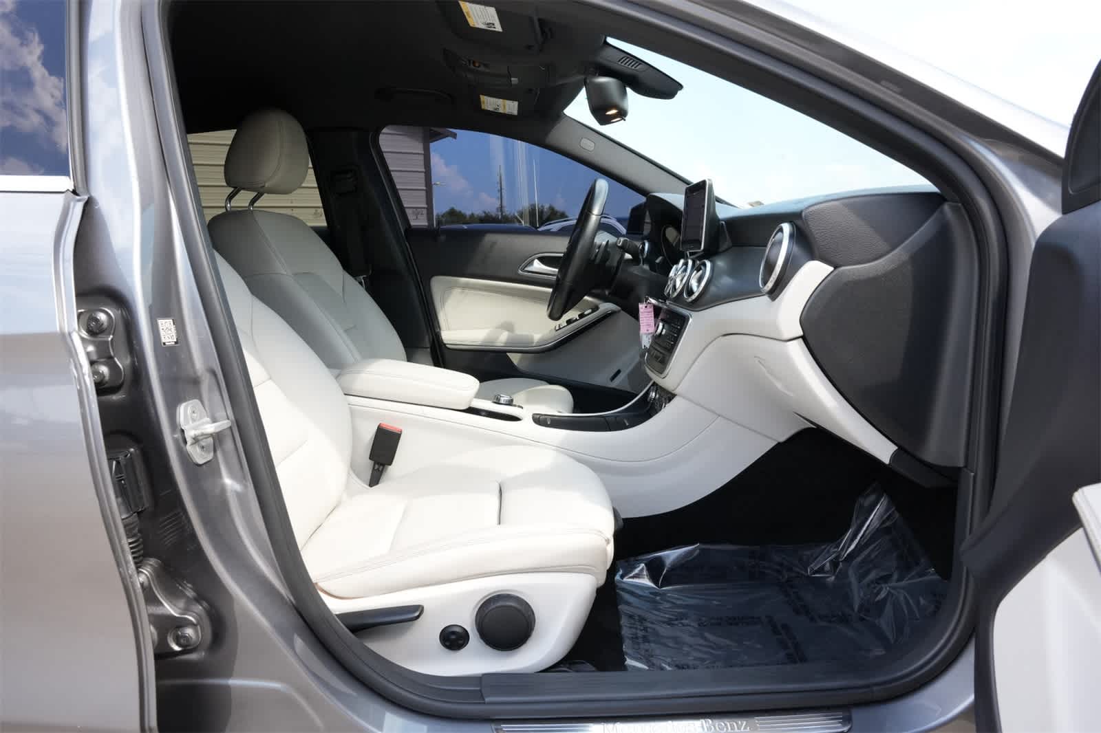 Thumbnail: 2016 Mercedes-Benz GLA - 22