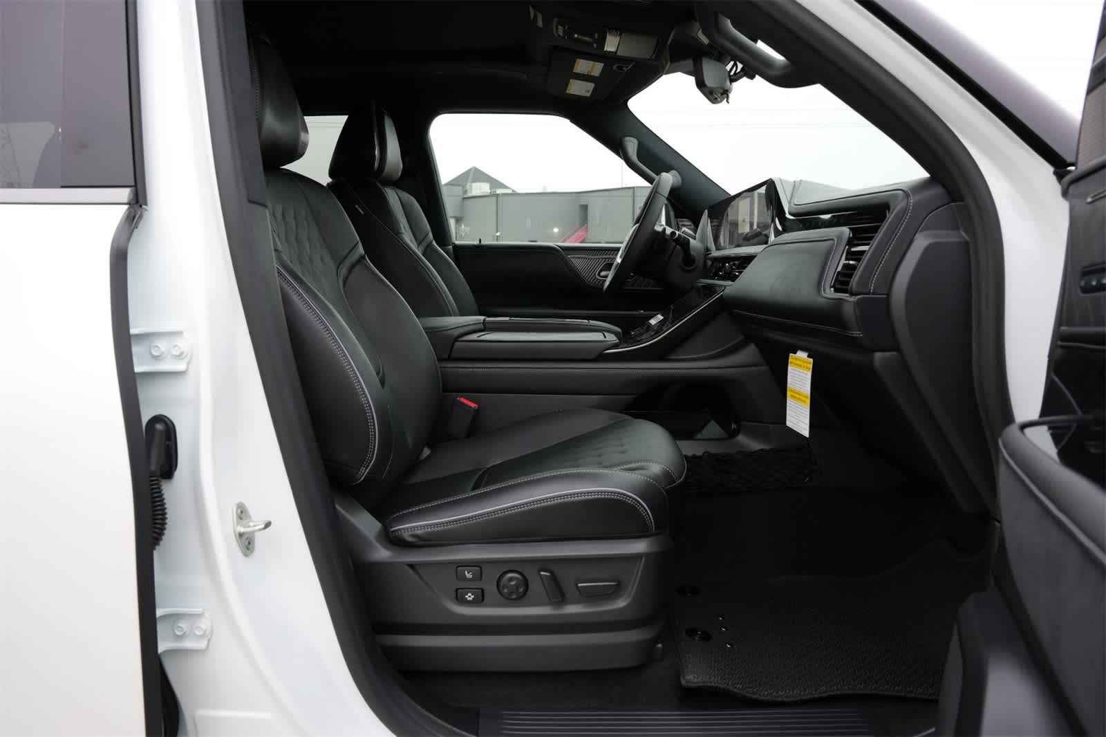 Thumbnail: 2026 INFINITI QX80 - 24