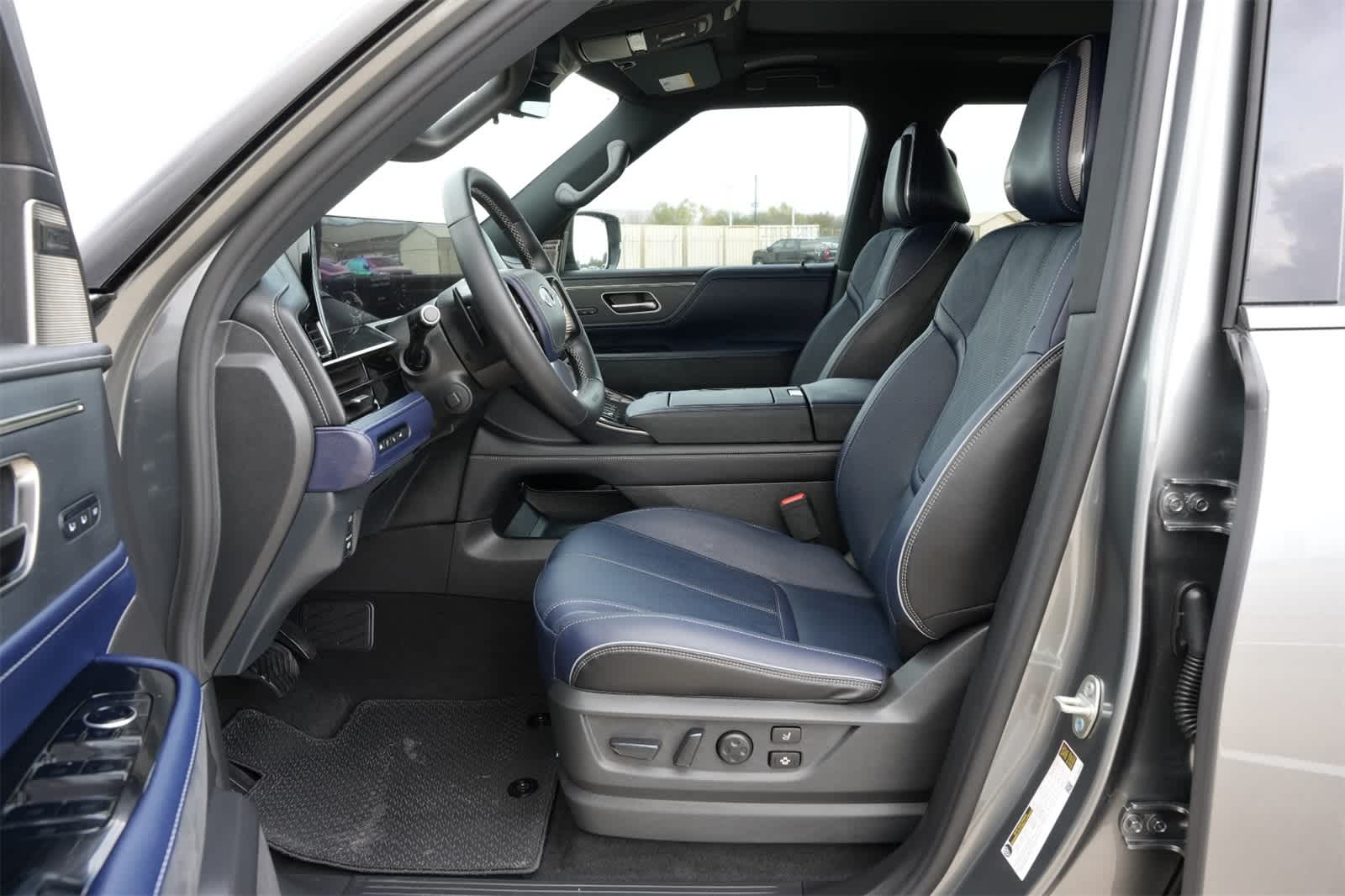 Thumbnail: 2026 INFINITI QX80 - 17