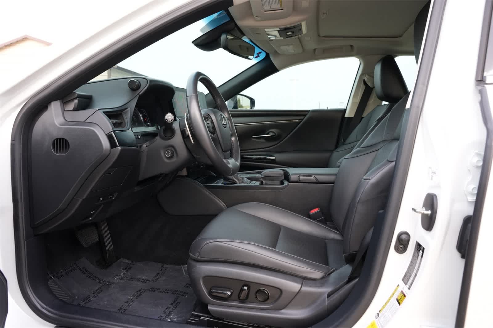 Thumbnail: 2022 Lexus ES - 17