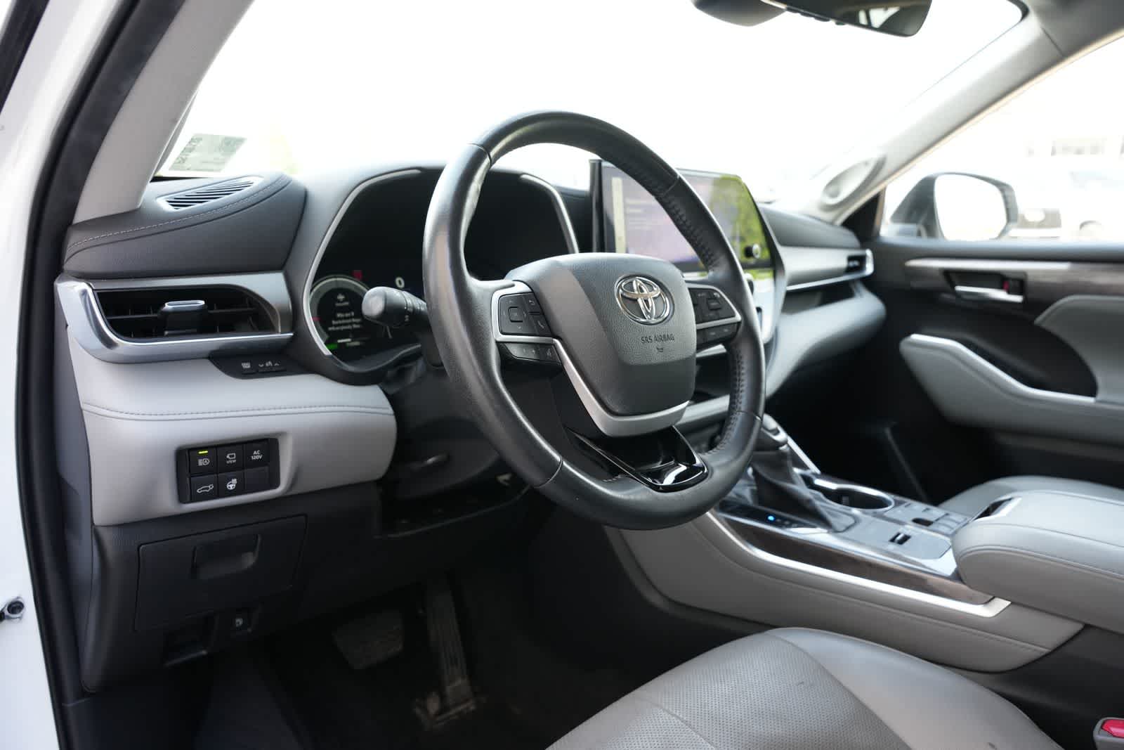 Thumbnail: 2023 Toyota Highlander - 15