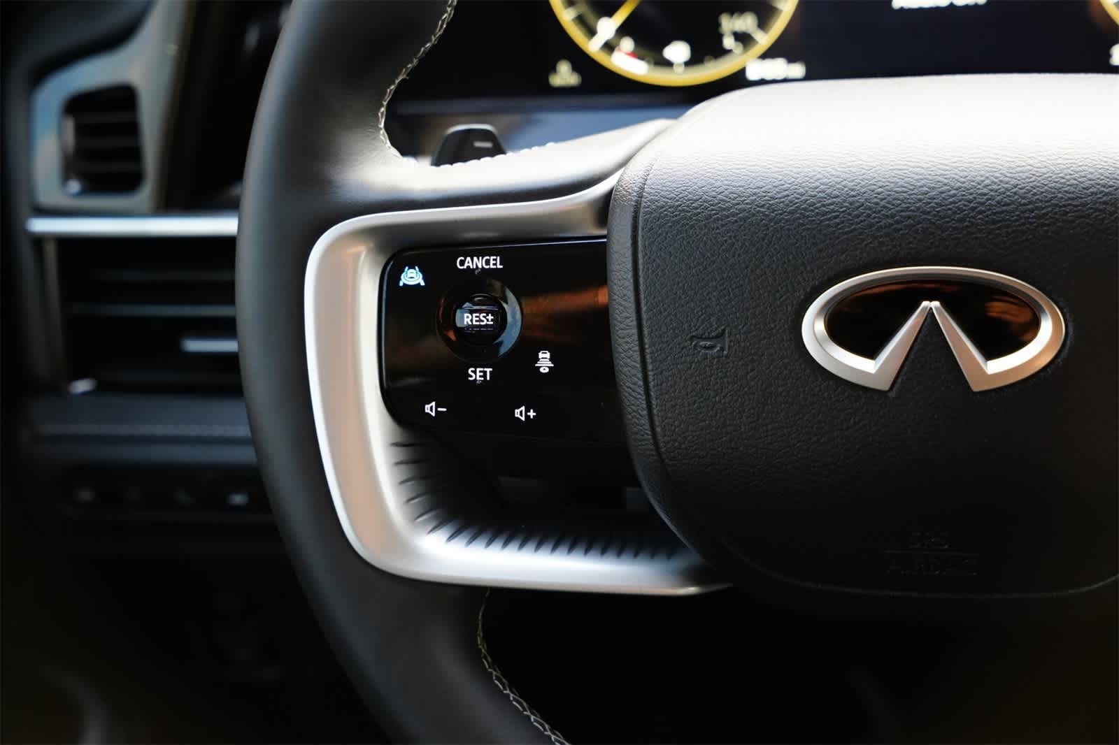 Thumbnail: 2025 INFINITI QX80 - 10