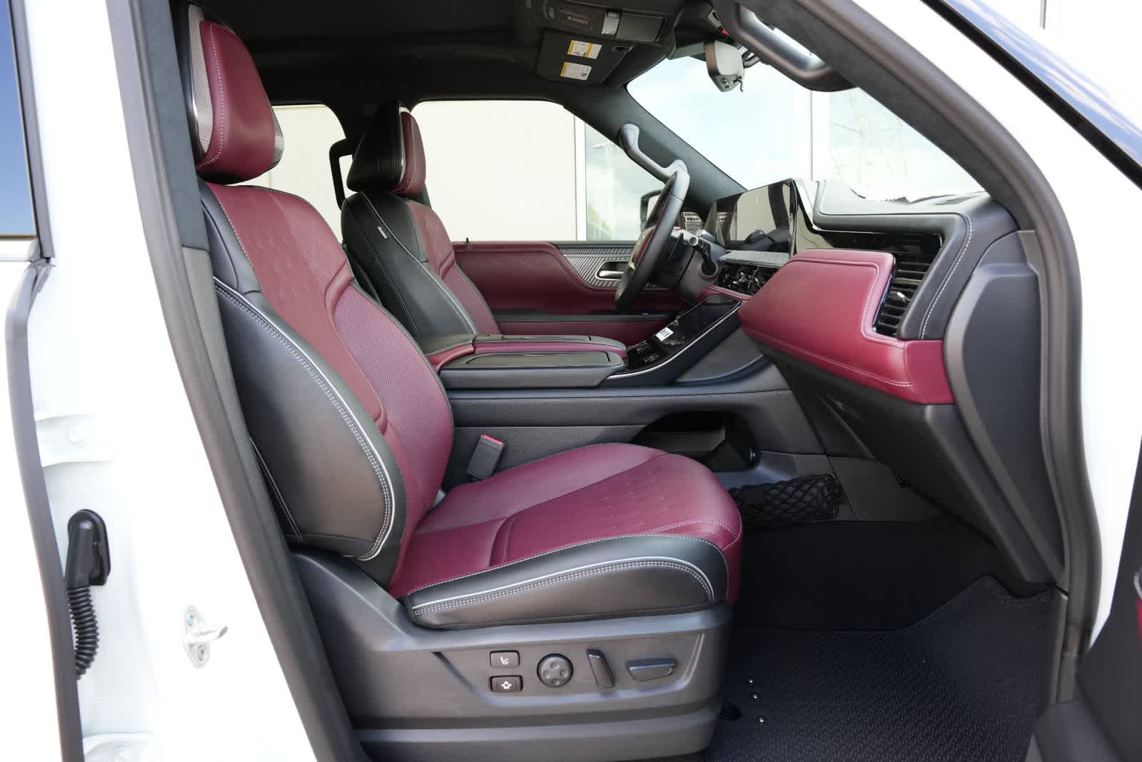 Thumbnail: 2026 INFINITI QX80 - 24