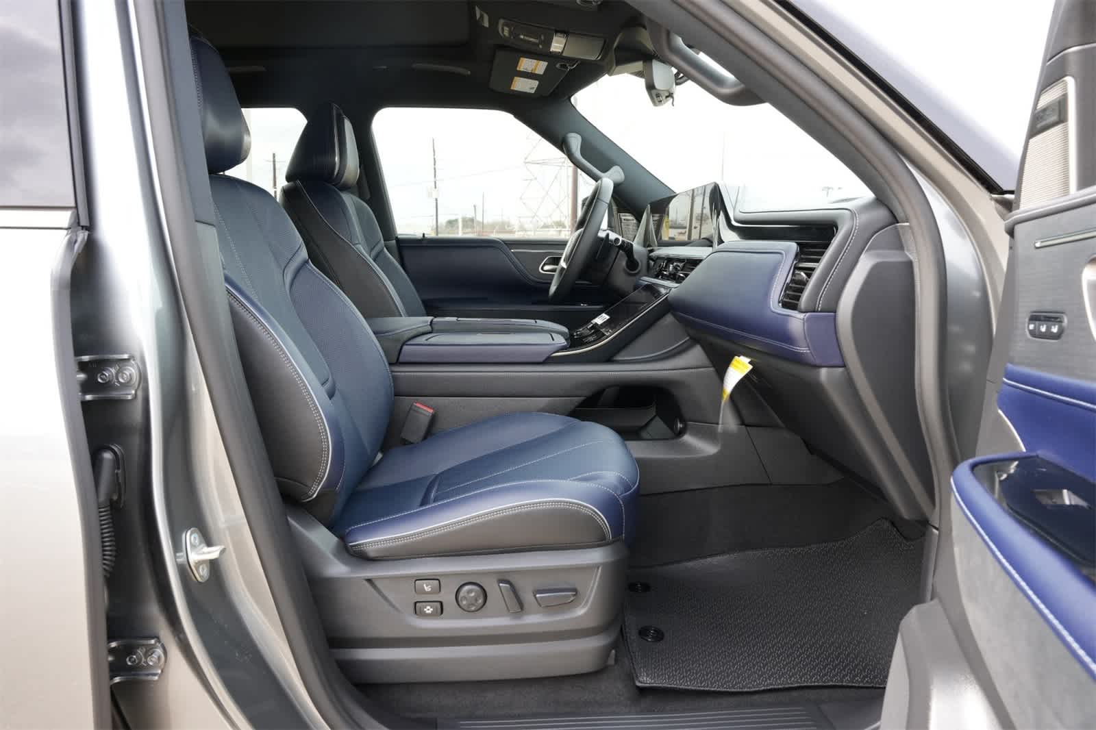 Thumbnail: 2026 INFINITI QX80 - 23