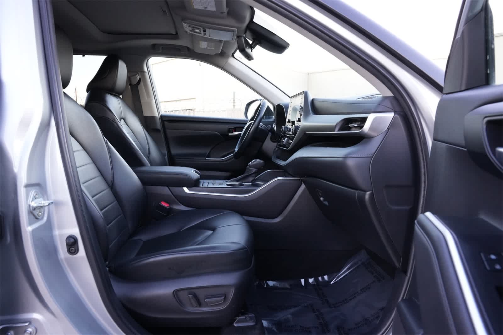 Thumbnail: 2022 Toyota Highlander - 23