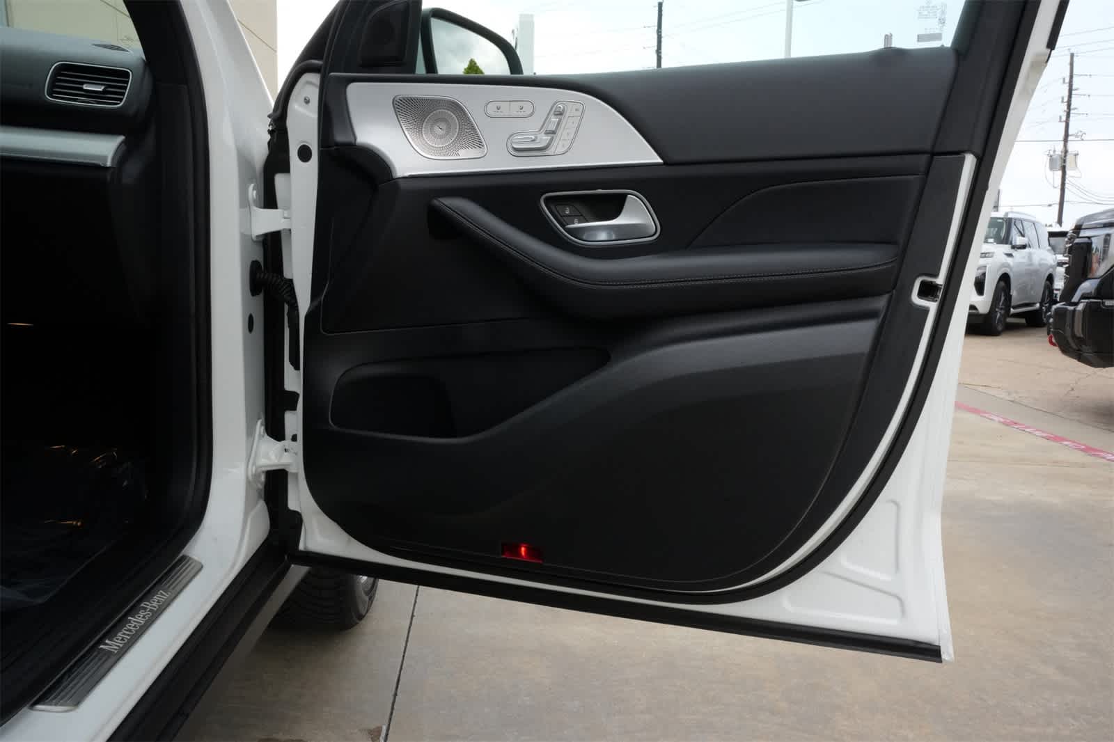 Thumbnail: 2025 Mercedes-Benz GLE - 25