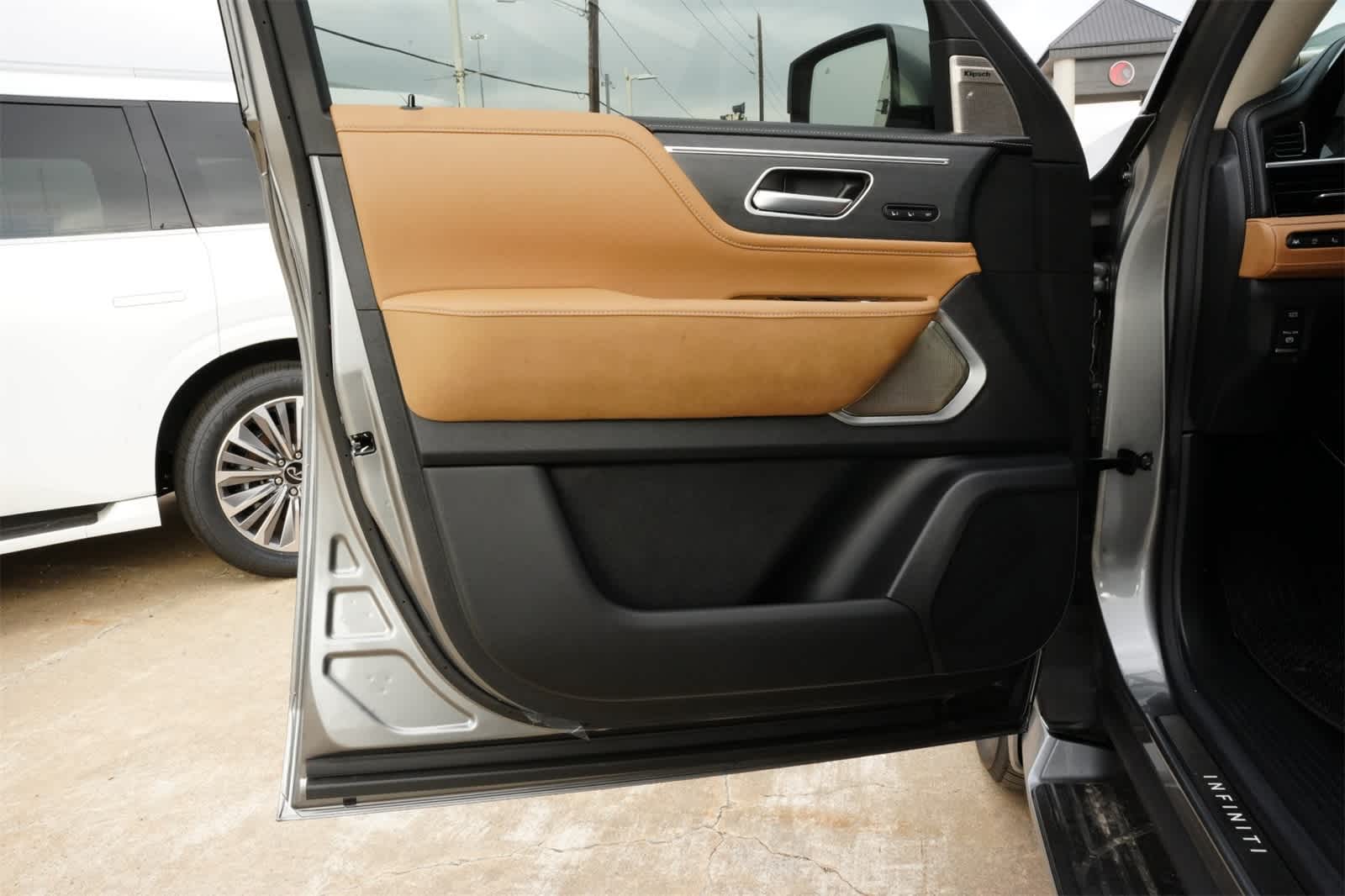 Thumbnail: 2025 INFINITI QX80 - 18