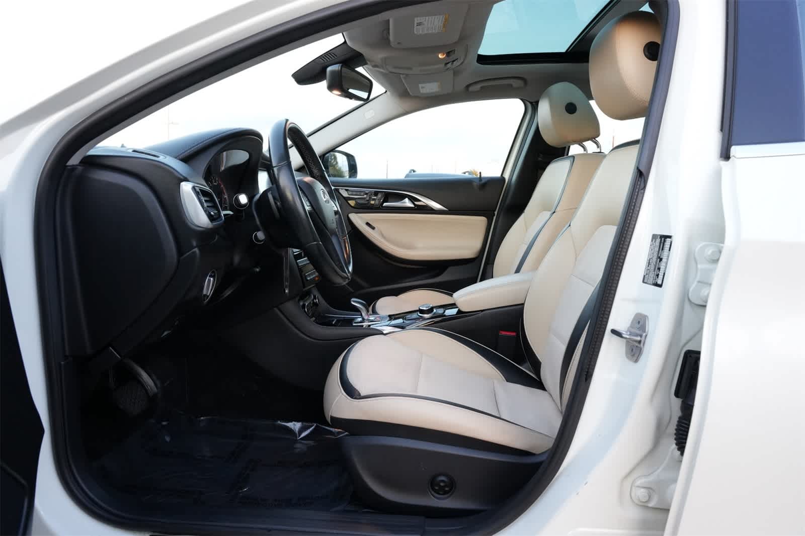 Thumbnail: 2019 INFINITI QX30 - 17