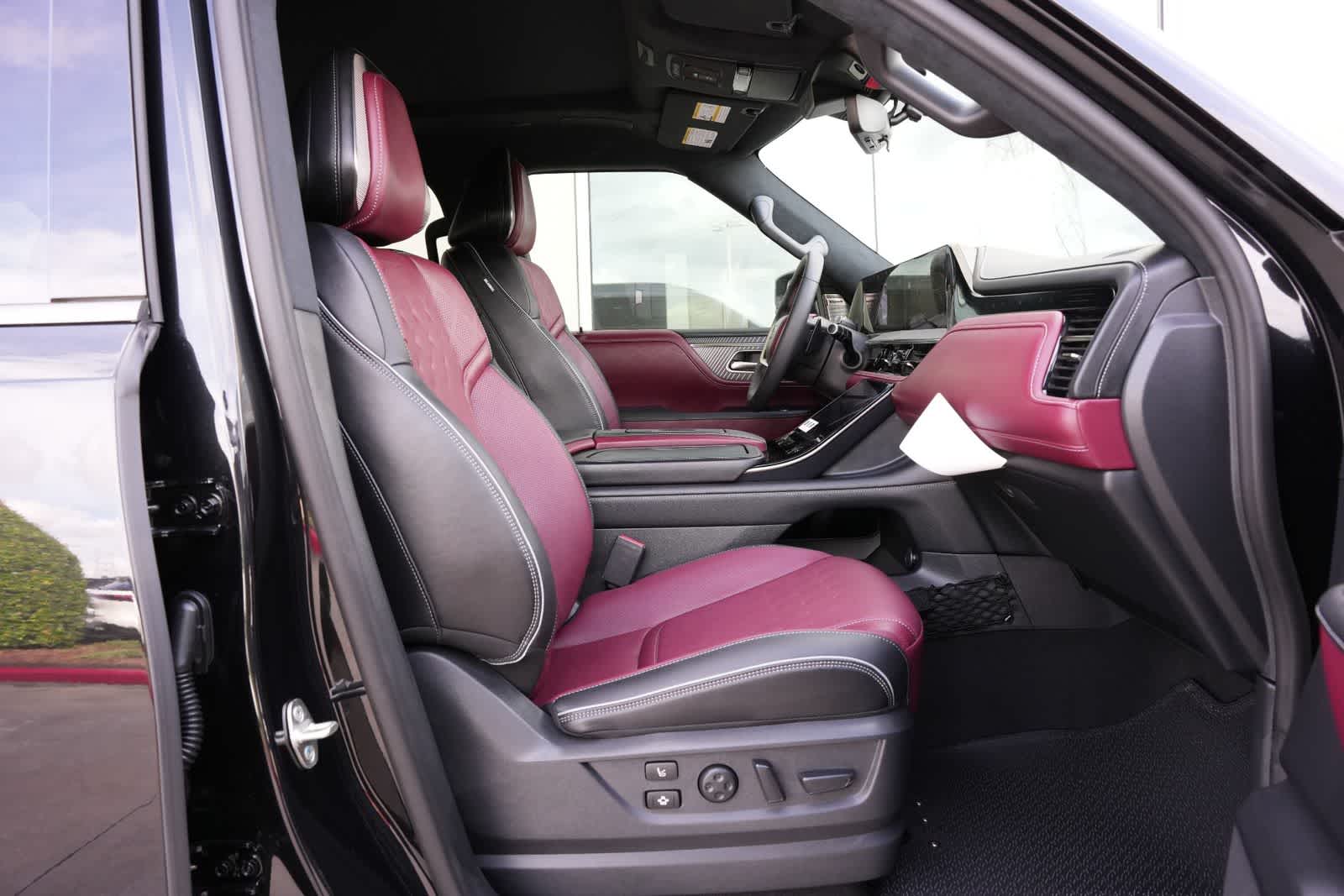 Thumbnail: 2026 INFINITI QX80 - 25