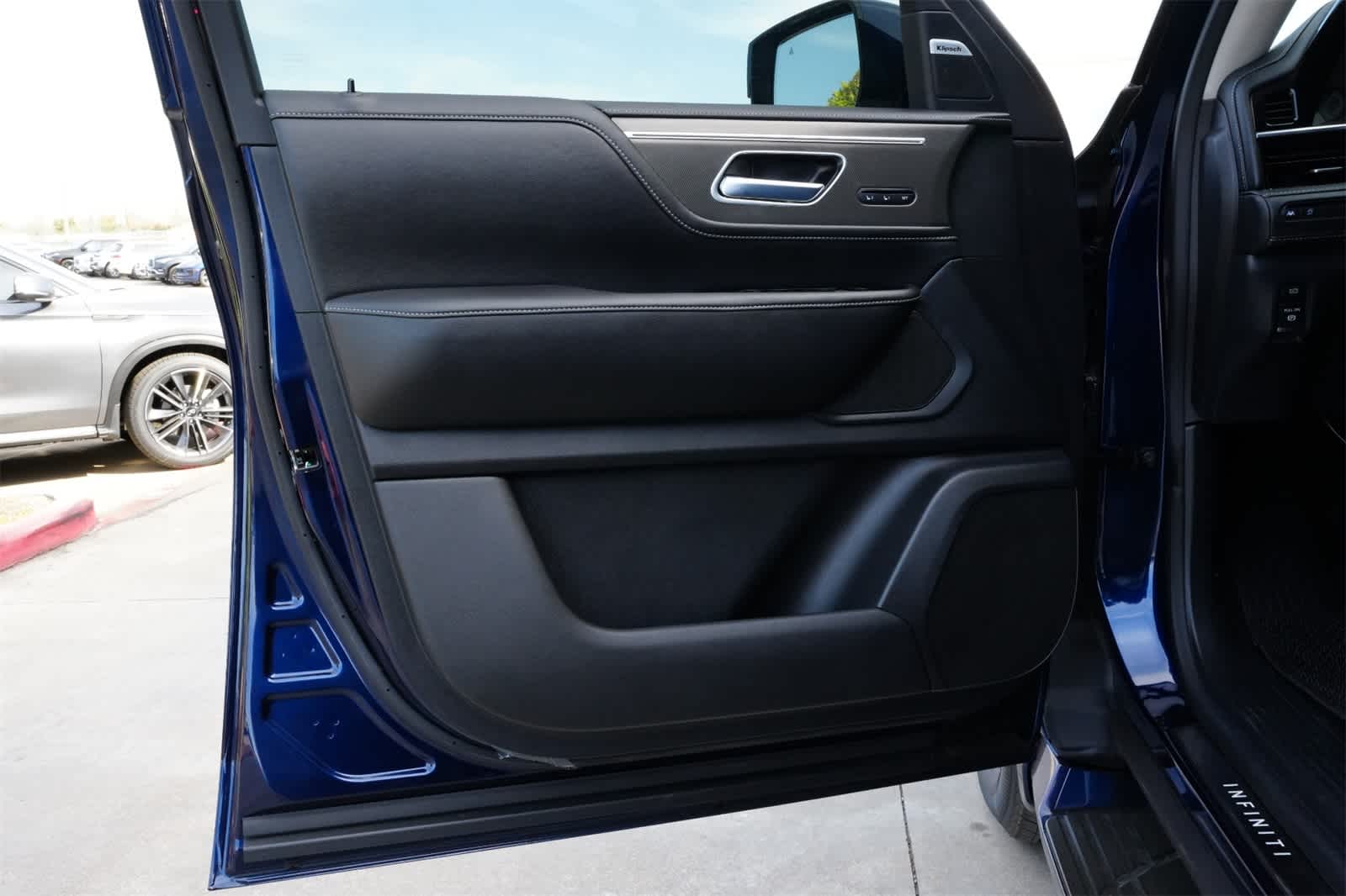 Thumbnail: 2025 INFINITI QX80 - 18