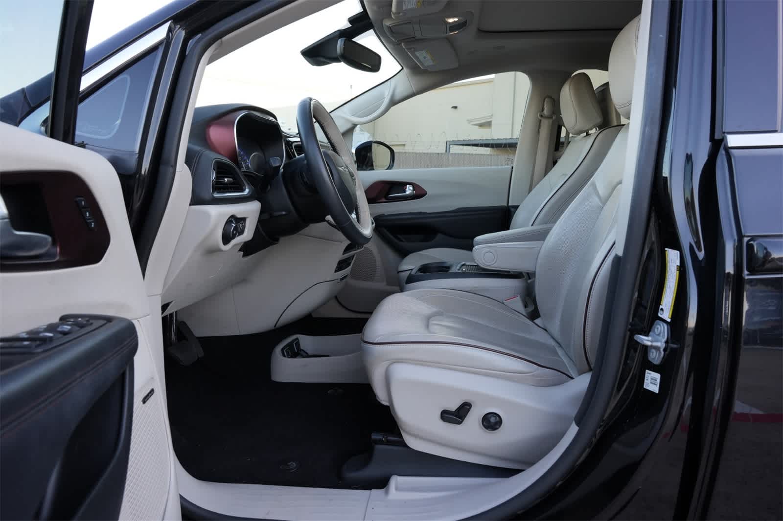 Thumbnail: 2020 Chrysler Pacifica - 16